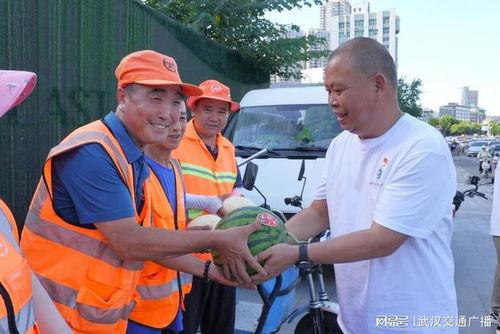 环卫工人免费吃瓜,免费吃瓜,清凉一夏 第1张 环卫工人免费吃瓜,免费吃瓜,清凉一夏 第1张